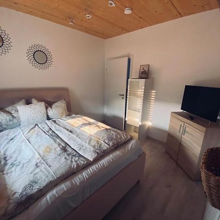 Zimmer M. Eigenem Bad Und Badewanne Direkt Am Wald Amöneburg Esterno foto