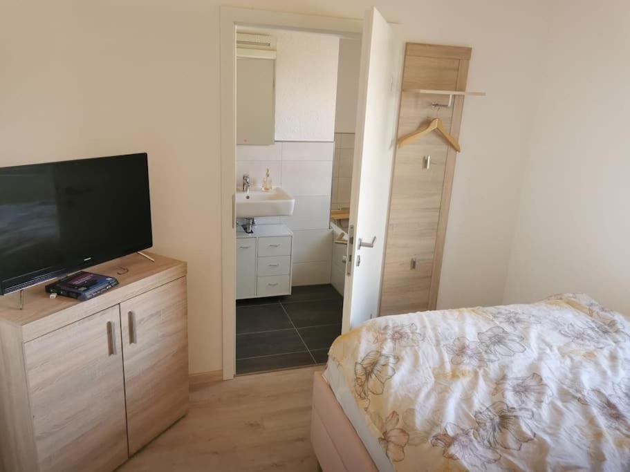 Zimmer M. Eigenem Bad Und Badewanne Direkt Am Wald Amöneburg Esterno foto