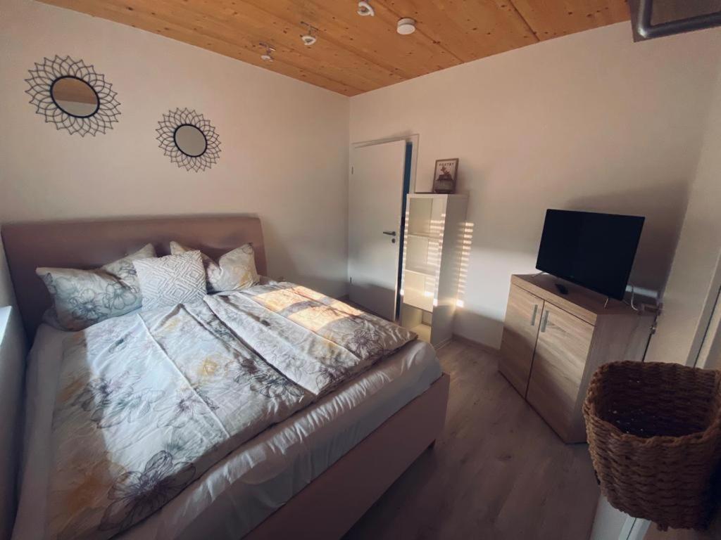 Zimmer M. Eigenem Bad Und Badewanne Direkt Am Wald Amöneburg Esterno foto
